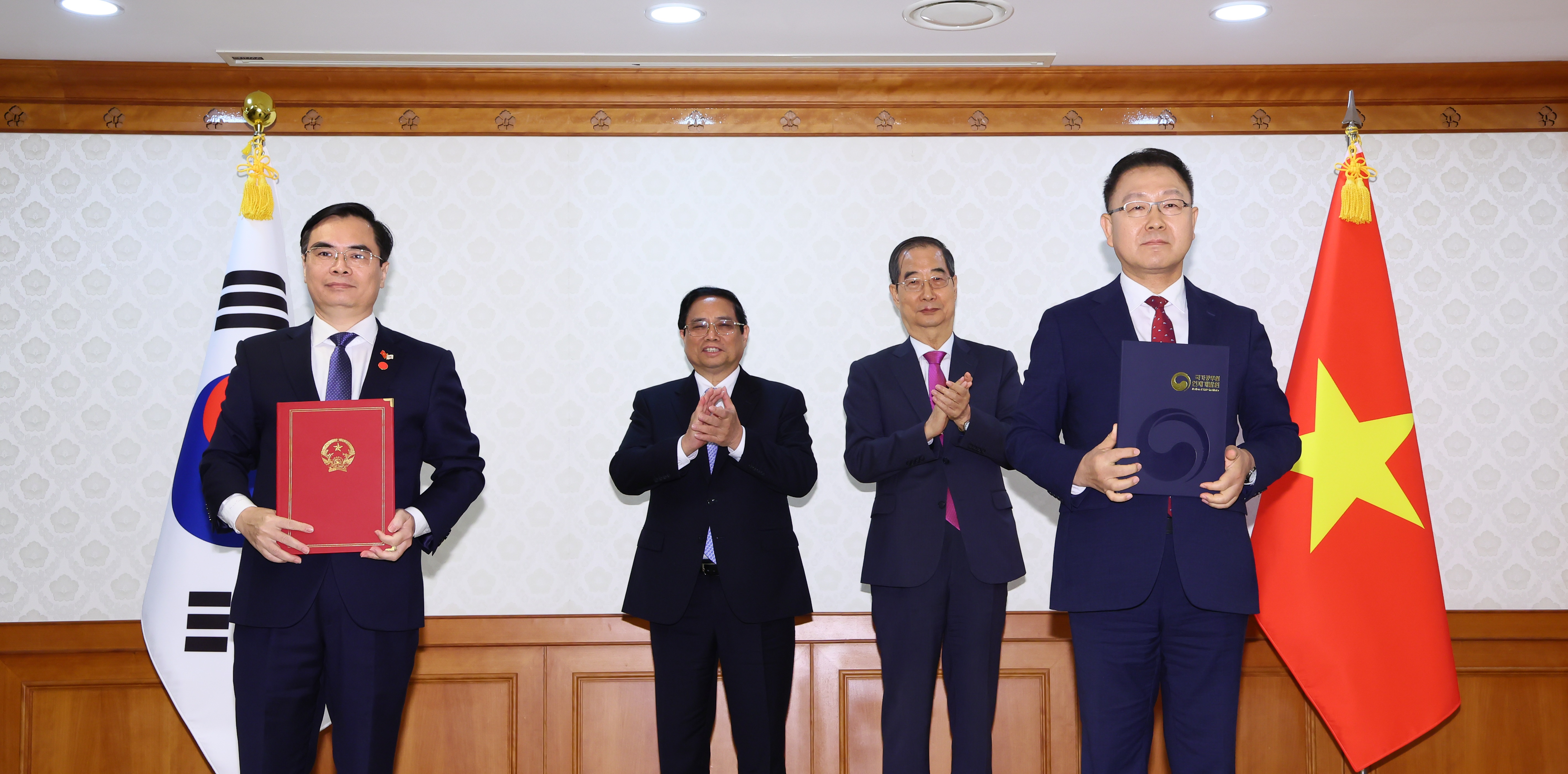 President Kim Chae-hwan of the NHI and Vice President Duong Trung Y of the HCMA exchange a MOU. [Photo = Prime Minister's Office]